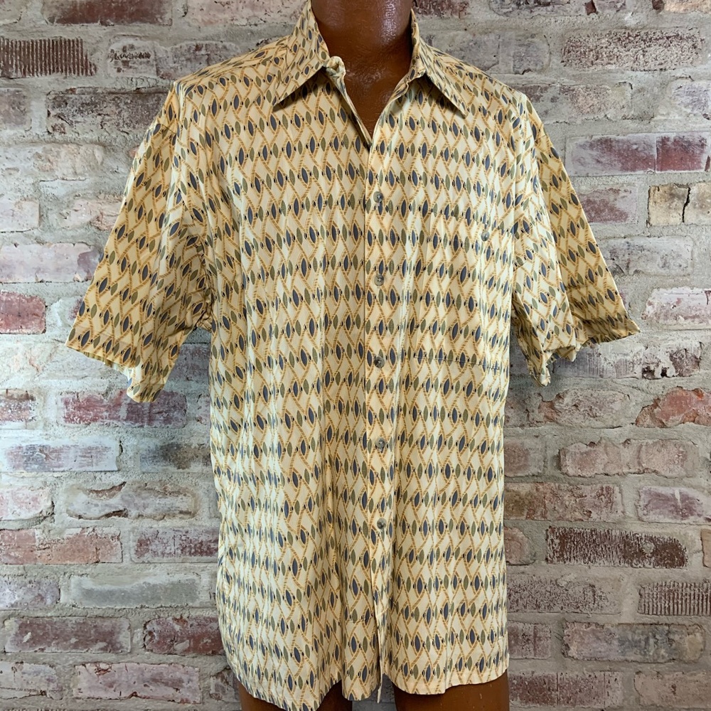 Arthouse short sleeve button down shirt large